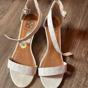 Daisy Fuentes cream wedges